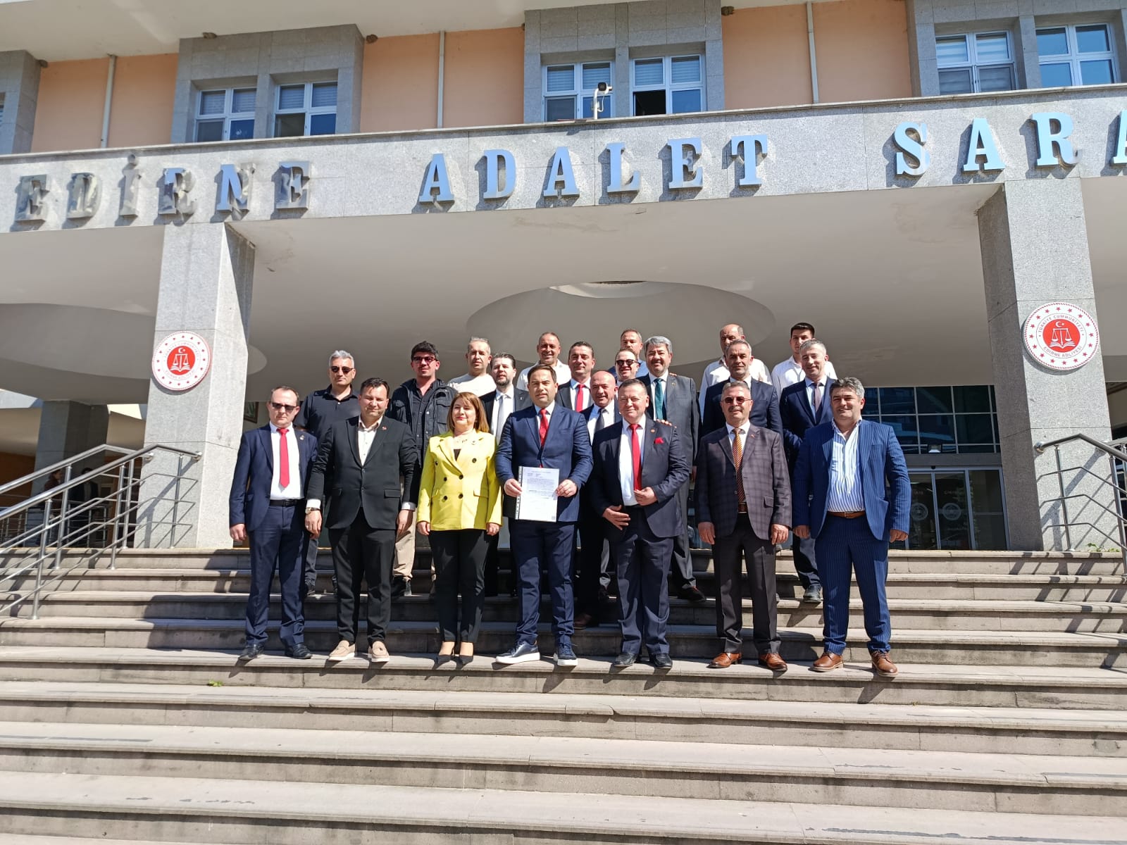 Edirne Esnaf ve Sanatkarlar Odaları Birliği’nde (EDESOB) Harun Özen dönemi resmen başladı. Geçtiğimiz Pazar günü gerçekleştirilen heyecan dolu seçimin ardından, yeni başkan Özen ve yönetim kurulu üyeleri mazbatalarını alarak görevlerine odaklandı.